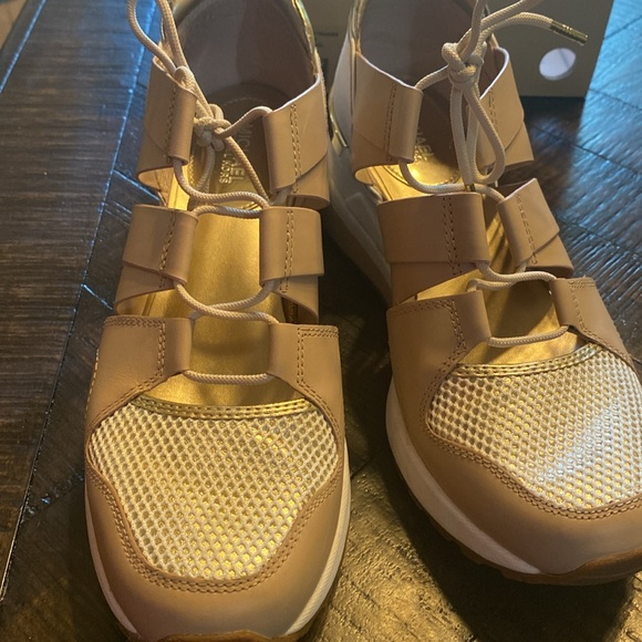 Beige white and gold platform lightweight Michael Kors sneaker’s - Picture 5 of 8